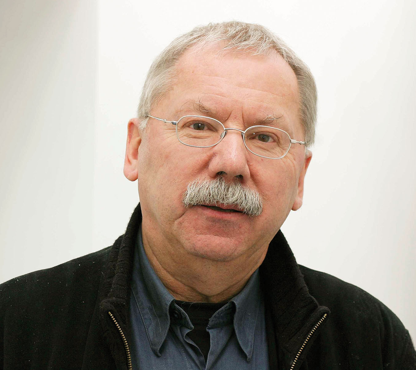 Rolf <b>Dieter Glave</b> – geboren 1944 in Kirn/Kr. Kreuznach – promovierte 1973 ... - 06-autor-glave-foto